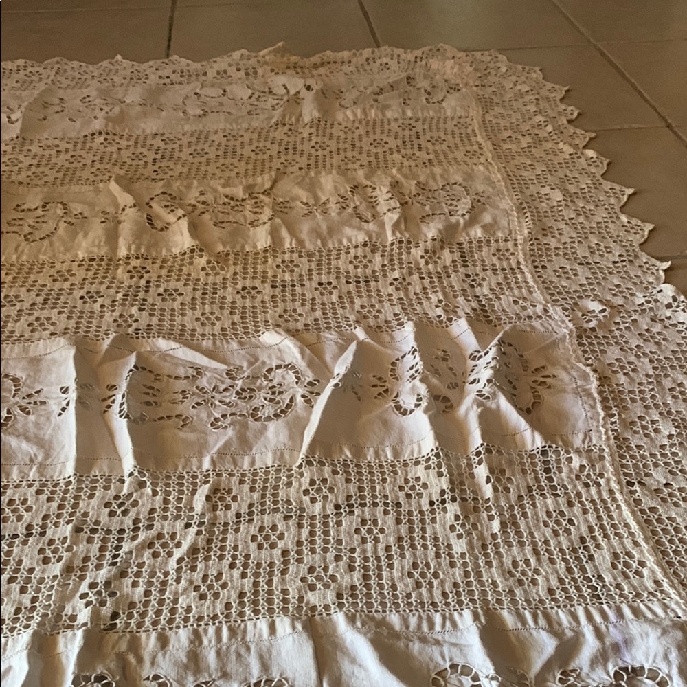 Elegant White Linen Bedcover - Picture 2 of 3